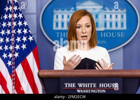 Jen Psaki, die Pressesprecherin des Weißen Hauses, spricht mit den Medien im Pressesprecheraum des Weißen Hauses in Washington, DC, USA, vom 05. Mai 2021. Jen Psaki, die Pressesprecherin des Weißen Hauses, spricht mit den Medien im Pressesprecheraum des Weißen Hauses in Washington, DC, USA, vom 05. Mai 2021. Quelle: Jim LoScalzo/Pool über CNP /MediaPunch Stockfoto