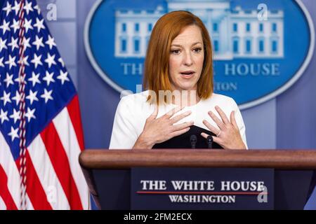 Jen Psaki, die Pressesprecherin des Weißen Hauses, spricht mit den Medien im Pressesprecheraum des Weißen Hauses in Washington, DC, USA, vom 05. Mai 2021. Jen Psaki, die Pressesprecherin des Weißen Hauses, spricht mit den Medien im Pressesprecheraum des Weißen Hauses in Washington, DC, USA, vom 05. Mai 2021. Quelle: Jim LoScalzo/Pool über CNP /MediaPunch Stockfoto