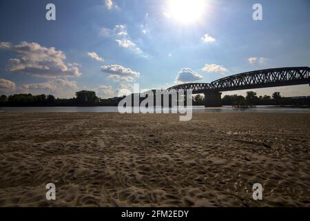 Eisenbahnbrücke auf einem trockenen Fluss in der italienischen Landschaft Im Frühling Stockfoto