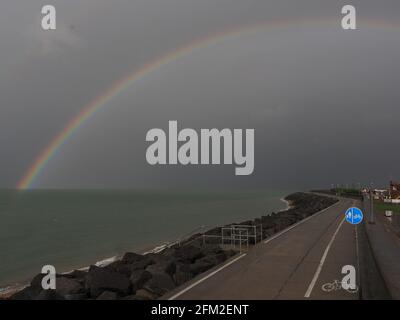 Sheerness, Kent, Großbritannien. Mai 2021. UK Wetter: Ein lebendiger Regenbogen in Sheerness, Kent nach heftigem Regen. Kredit: James Bell/Alamy Live Nachrichten Stockfoto
