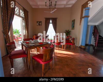 Das schöne, restaurierte Restaurant, Esszimmer im Art-Deco-Stil im 44 Hotel bei Sonnenaufgang, morgens. In Galle, Sri Lanka. Stockfoto