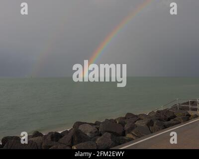 Sheerness, Kent, Großbritannien. Mai 2021. UK Wetter: Ein lebendiger Regenbogen in Sheerness, Kent nach heftigem Regen. Kredit: James Bell/Alamy Live Nachrichten Stockfoto