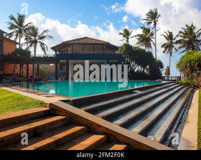 Blick auf einen der Swimmingpools am Morgen. Im berühmten Architekten Geoffrey Bawa's Jetwing Lighthouse Hotel Resort in der Nähe von Galle, Sri Lanka. Stockfoto