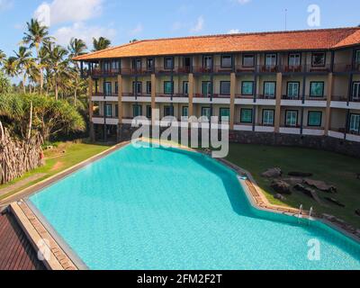 Blick auf einen der Swimmingpools am Morgen. Im berühmten Architekten Geoffrey Bawa's Jetwing Lighthouse Hotel Resort in der Nähe von Galle, Sri Lanka. Stockfoto