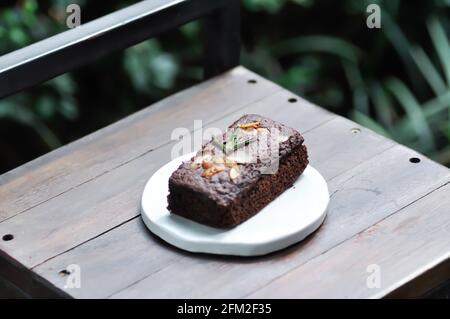 Brownie, Schokoladenkuchen mit Cashewnuss und Mandeltopf Stockfoto