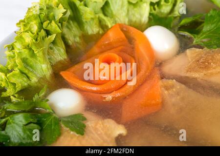 Köstliche Hühnerfleisch-Galantine mit geschnittenen Karotten und frischen Kräutern. Makro. Foto kann als ganzer Hintergrund verwendet werden. Stockfoto