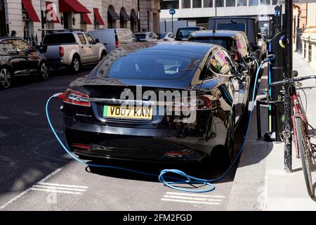 Tesla S P100D Luxus-Elektroauto an der Aufladestelle am Bordsteinrand, London, Großbritannien Stockfoto