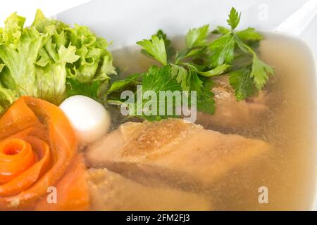 Köstliche Hühnerfleisch-Galantine mit geschnittenen Karotten und frischen Kräutern. Makro. Foto kann als ganzer Hintergrund verwendet werden. Stockfoto