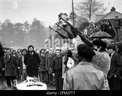 Aktenfoto vom 07/05/1981 von drei maskierten IRA-Männern, die während einer Pause in der Trauerprozession auf dem Weg zum Milltown-Friedhof in Belfast mit Büchsengeschossen über den Sarg von Bobby Sands schossen. Der Tod des IRA-Gefangenen Bobby Sands vor 40 Jahren in dieser Woche, gefolgt von neun weiteren Republikanern während eines Hungerstreiks im Gefängnis Maze in Co Antrim, löste in ganz Nordirland erhebliche zivile Unruhen aus. Ausgabedatum: Mittwoch, 5. Mai 2021. Stockfoto