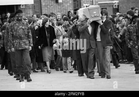 Aktenfoto vom 07/05/1981 des Sarges von Bobby Sands, der von seinem Vater (links, mit Brille), seinem Bruder (rechts) von der St. Luke's Church auf dem Twinbrook Estate, Belfast, getragen wird. Der Tod des IRA-Gefangenen Bobby Sands vor 40 Jahren in dieser Woche, gefolgt von neun weiteren Republikanern während eines Hungerstreiks im Gefängnis Maze in Co Antrim, löste in ganz Nordirland erhebliche zivile Unruhen aus. Ausgabedatum: Mittwoch, 5. Mai 2021. Stockfoto