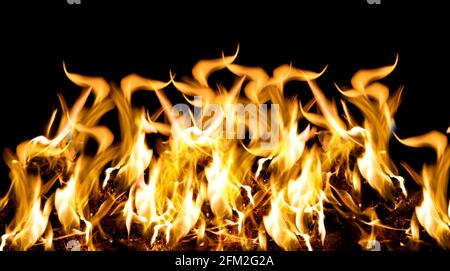 Feuerflammen brennender Papiere auf schwarzem Hintergrund aus nächster Nähe Aufnahme Stockfoto