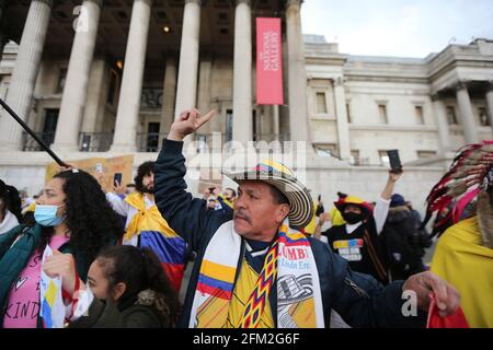 London, England, Großbritannien. Mai 2021. Hunderte von Kolumbianern veranstalteten auf dem Londoner Trafalgar Square eine Demonstration gegen die Regierung ihres Landes, nachdem Hunderte von Menschen verletzt und Dutzende während der Proteste in der vergangenen Woche getötet wurden. Die Proteste in Kolumbien begannen am 28. April gegen die jetzt zurückgebotene Steuerreform. Präsident IvÃ¡n Duque kündigte am Sonntag an, dass er die Steuerreform zurückziehen werde, aber die Proteste in den großen Städten Kolumbiens haben fortgesetzt. Die Dachgruppe, die die Proteste rief, hat heute einen landesweiten Streik einberufen, in dem sie sagte, dass der Rückzug der Reform nicht enou war Stockfoto