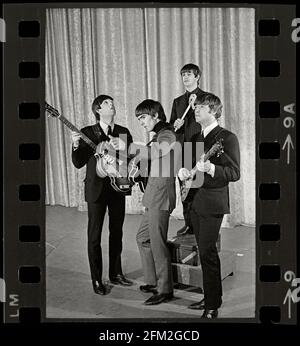 Paul McCartney, George Harrison, Ringo Starr und John Lennon von den Beatles stehen vor dem zweiten Auftritt der Gruppe auf der Ed Sullivan Show am 16. Februar 1964 im Deauville Hotel in Miami Beach, Florida, auf der Bühne. Bild aus 35-mm-Negativ. Stockfoto