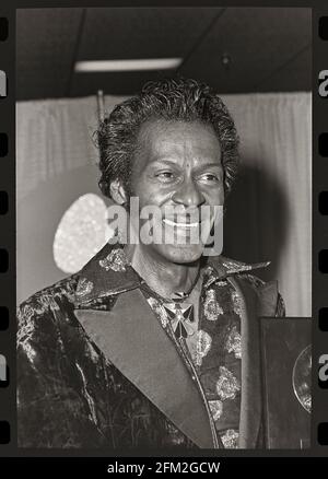 Der Pioneer Rock & Roll-Musiker Chuck Berry erhält den Lifetime Achievement Award bei den 26. Grammy Awards in Los Angeles, 28. Februar 1984. Bild aus 35-mm-Negativ. Stockfoto