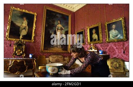 Tori Reeve, English Heritage Kuratorin der Wernher Collection im Rangers House, verleiht dem Pink Silk Drawing Room, der wegen seiner luxuriösen Damastwände aus rosa Seide genannt wird, den letzten Schliff. Umfangreiche Renovierungsarbeiten haben das Rangers House verwandelt, um die Eleganz des 'Gilded Age' an der Wende des 20. Jahrhunderts zu wecken und die Wernher Collection of Works of Art zu beherbergen.pic David Sandison 16/4/2002 Stockfoto