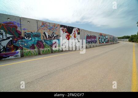 SHTULA, ISRAEL - 30. Apr 2021: Israel und der Libanon Grenzen mit Graffiti in der Nähe der Siedlung Shtula auf israelischer Seite an einer Trennmauer. Stockfoto