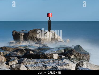 Strandhütten in Mudespit am Hengitsbury Head, Dorset Stockfoto