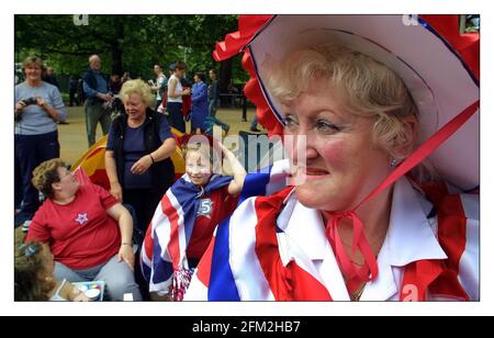 GOLDEN JUBILEE......Menschen kommen und nehmen ihre Plätze entlang der Mall in Vorbereitung für die Königin, um das Feuerwerk nach dem Pop-Konzert in Buckingham Palace.pic David Sandison 3/5/2002 Stockfoto