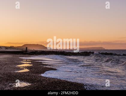 Am frühen Morgen geht die Sonne am Southbourne Beach im Mai, Dorset, auf Stockfoto