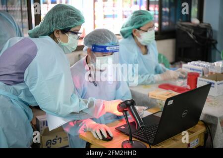 Bangkok, Thailand. Mai 2021. Gesundheitshelfer überprüfen Dokumente von Menschen, bevor sie Dosen von Coronavac-Impfstoff verabreichen. (Foto von Amphol Thongmueangluang/SOPA I/Sipa USA) Quelle: SIPA USA/Alamy Live News Stockfoto