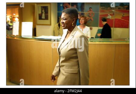 Baroness Amos kommt in ihr neues Büro, um ihre neue Position als Ministerin für internationale Entwicklung zu übernehmen. Anstelle von Clare Short, die heute zurückgetreten ist. PIC David Sandison 12/5/2003 Stockfoto