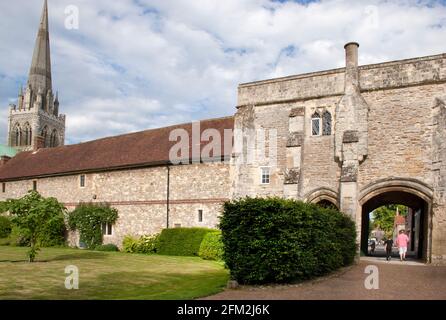 Eingang zum Bishops Palace von der South Street mit Chichester Cathedral Turm in der Ferne, West Sussex, England Stockfoto