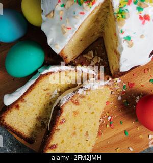 Osterkuchen und bunte Ostereier. Stockfoto