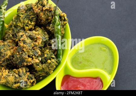 Exotische Indische Chaat Snacks Palak Pakoda Bhajji Chat Oder Paalak Pakora Bajji Bhajiya Reich An Ballaststoffen Vitamin Mineral Und Protein Wird Aus Gehacktem Spinac Hergestellt Stockfoto