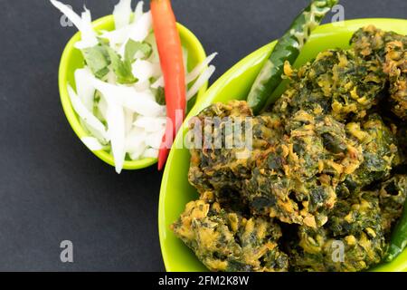 Exotische Indische Chaat Snacks Palak Pakoda Bhajji Chat Oder Paalak Pakora Bajji Bhajiya Reich An Ballaststoffen Vitamin Mineral Und Protein Wird Aus Gehacktem Spinac Hergestellt Stockfoto