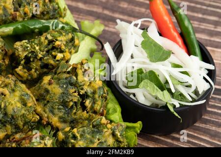 Gewürzte Indische Chaat-Snacks Palak Pakoda Bhajji Chat Oder Paalak Pakora Bajji Bhajiya Reich An Ballaststoffen Vitamin Mineral Und Protein Wird Aus Gehacktem Spinac Hergestellt Stockfoto