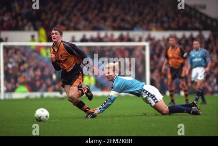 Fußballspieler Robbie Keane und Gerard Wiekens Manchester City gegen Wolverhampton Wanderers Maine Road 6/12/97 0-1 Stockfoto