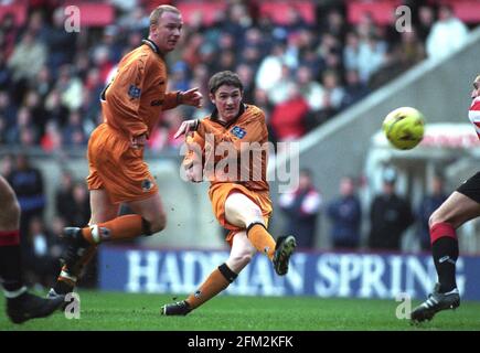 Fußballspieler Robbie Keane und Neil Emblen. Sunderland V Wolverhampton Wanderers 20/2/99 2-1 Stockfoto