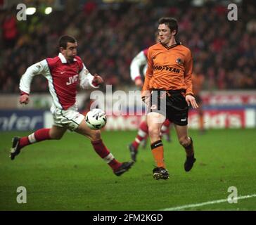 Fußballspieler Robbie Keane und Nigel Winterburn Wolverhampton Wanderers / Arsenal Bei Molineux 24/1/99 Stockfoto