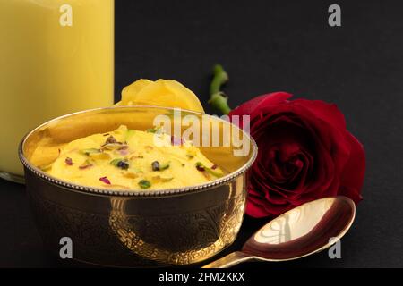 Chhena Mithai Rasmalai Auch Bekannt Als Rossomalai Rasamalei Ras Malai Roshmolai Aus Gerösteter Milch Pista Meetha Doodh Und Kesar Wird Auf Festivals Serviert Stockfoto