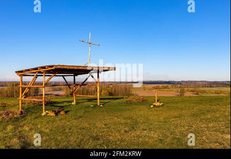 Wizna, Polen - 24. April 2021: Gora Strekowa Hügel mit Bunkerruinen und Denkmal des Kapitäns Raginis, Militärkommandeur im Weltkrieg 2 am Fluss Narew Stockfoto