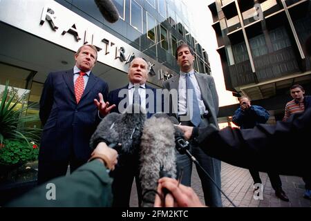 Gerald Corbett, Chief Executive von Railtrack, flankiert von Richard Middleton, Commercial Director, (links) und Jonson Cox, Operations Director, geben heute Abend vor dem Railtrack-Büro in London eine Erklärung ab. Stockfoto