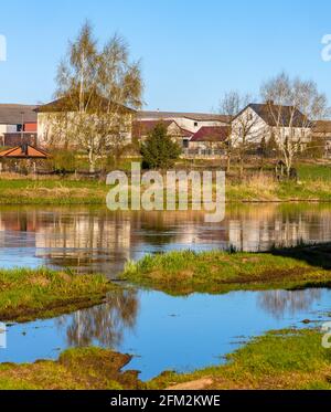 Wizna, Polen - 24. April 2021: Panorama des Dorfes Strekowa Gora in der Woiwodschaft Podlaskie im frühen Frühjahr Feuchtgebiete des Flusses Narew Stockfoto