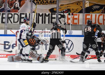 Wolfsburg, Deutschland. Mai 2021. Eishockey: DEL, Grizzlys Wolfsburg - Eisbären Berlin, Meisterschaftsrunde, Finale, 2. Spieltag in der Eis Arena. Der Berliner Frank Hördler (l) schießt mit 0:1 ins Tor. Quelle: Swen Pförtner/dpa/Alamy Live News Stockfoto