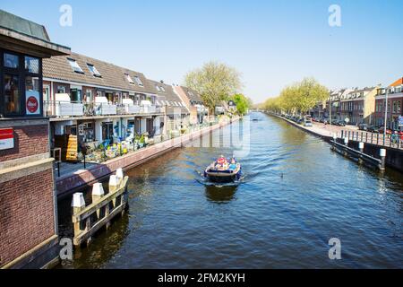 DELFT, NIEDERLANDE - 21. Apr 2019: Delft, Niederlande - 21. April 2019: Motorboot auf dem Rhein-Schie-Kanal, Blick von der Koepoortbrug-Brücke in Delft, S Stockfoto