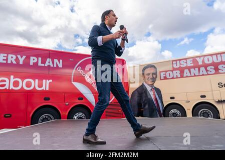 Glasgow, Schottland, Großbritannien. 5 Mai 2021. Der schottische Labour-Vorsitzende Anas Sarwar und der ehemalige Premierminister Gordon Brown treten heute am Vorabend der Wahlkampfveranstaltung in Glasgow auf. Anas Sarwar hält eine Rede. Iain Masterton/Alamy Live News Stockfoto