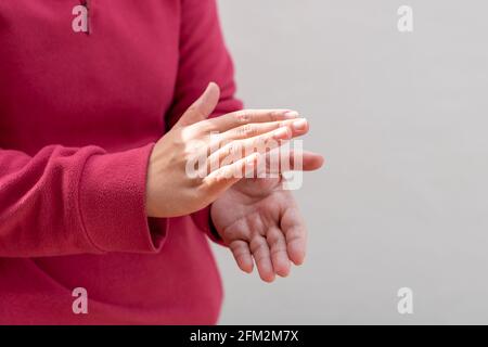 Frau mit Beifall, das Gesundheitspersonal im Kampf gegen die Coronavirus-Pandemie zu unterstützen. Stockfoto