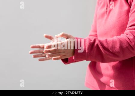 Frau mit Beifall, das Gesundheitspersonal im Kampf gegen die Coronavirus-Pandemie zu unterstützen. Stockfoto