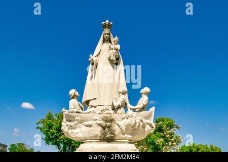 Skulptur unserer Lieben Frau der Nächstenliebe von El Cobre auf dem Colon Friedhof in Havanna, Kuba Stockfoto