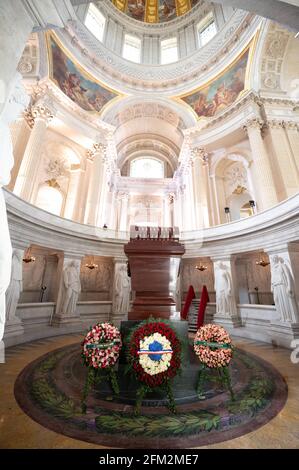 Allgemeine Ansicht des Grabes von Napoleon Bonaparte im Hotel des Invalides zur Feier des 200. Jahrestages des Todes von Kaiser Napoleon 1., am 5. Mai 2021 in Paris, Frankreich. Foto von David Niviere/ABACAPRESS.COM Stockfoto