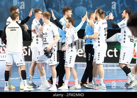 Nürnberg, Deutschland. Mai 2021. Handball: Bundesliga, HC Erlangen - THW Kiel, Matchday 28 in der Arena Nürnberger Versicherung. Das Team des THW Kiel ist nach dem Schlusspfiff auf dem Platz. Quelle: Daniel Karmann/dpa/Alamy Live News Stockfoto