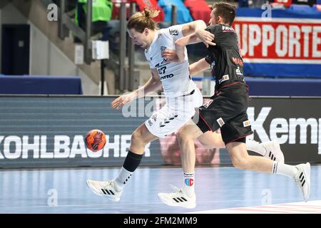 Nürnberg, Deutschland. Mai 2021. Handball: Bundesliga, HC Erlangen - THW Kiel, Matchday 28 in der Arena Nürnberger Versicherung. Tarek Marschall (r) vom HC Erlangen versucht, Malte Voigt vom THW Kiel zu blockieren. Quelle: Daniel Karmann/dpa/Alamy Live News Stockfoto