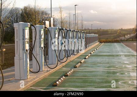 Ladestationen für Elektrofahrzeuge bei Rugby Motorway Services, Warwickshire, Großbritannien Stockfoto