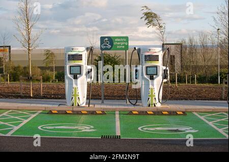 Ladestationen für Elektrofahrzeuge bei Rugby Motorway Services, Warwickshire, Großbritannien Stockfoto