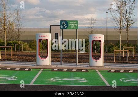 Ladestationen für Elektrofahrzeuge bei Rugby Motorway Services, Warwickshire, Großbritannien Stockfoto