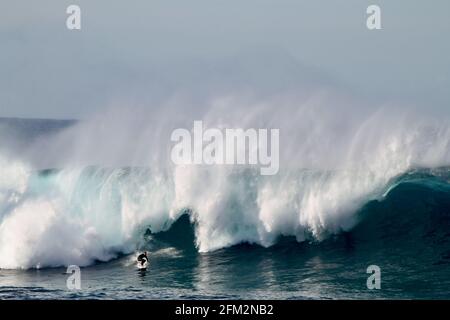 SYDNE, AUSTRALIEN - 25. Mai 2016: Australischer Surfer, der am Coogee Beach zwischen den Stränden Bondi und Maroubra südlich von Sydney EINE riesige Welle absteigt Stockfoto